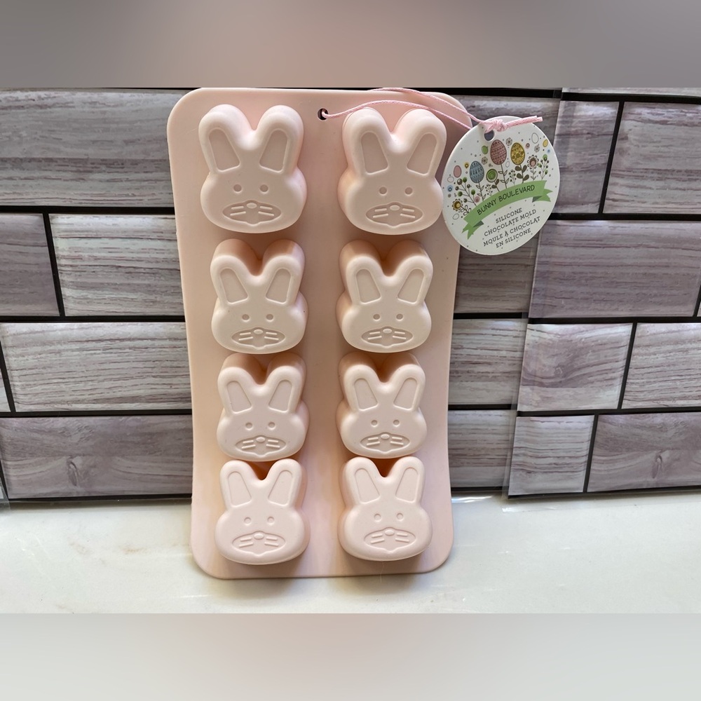 Bunny Boulevard   🐰 🩷Bunny chocolate ,ice cube,resin mold  NWT